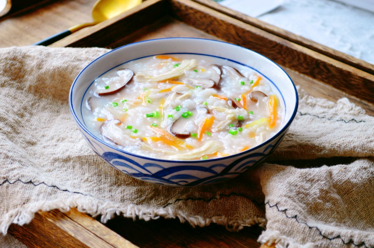 Mới bọc răng sứ nên ưu tiên các món mềm, dễ nhai, không cần dùng nhiều lực cắn xé